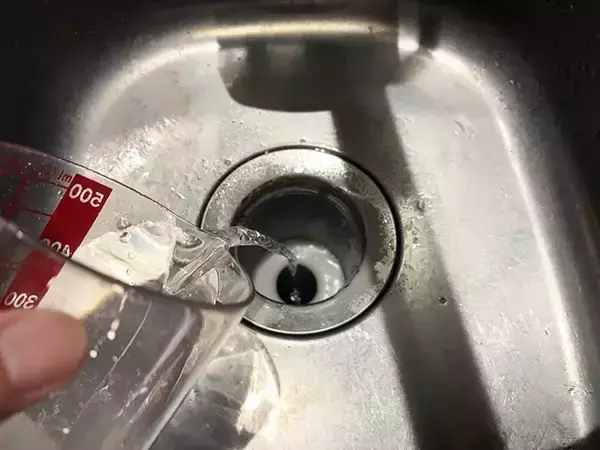 「重曹とクエン酸の2アイテムを活用！　こすらず15分でキッチンの悪臭を消す方法」の画像
