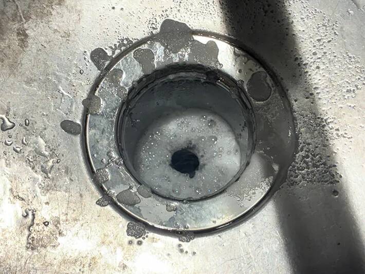 重曹とクエン酸の2アイテムを活用！　こすらず15分でキッチンの悪臭を消す方法