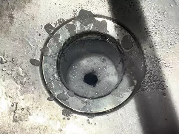 「重曹とクエン酸の2アイテムを活用！　こすらず15分でキッチンの悪臭を消す方法」の画像