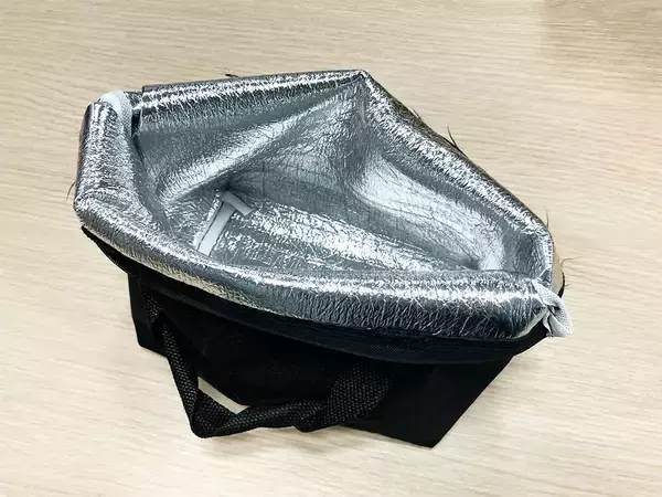 キンキンに冷やした保冷剤、どうやって入れてる？　保冷剤バッグ“使い方の正解”は