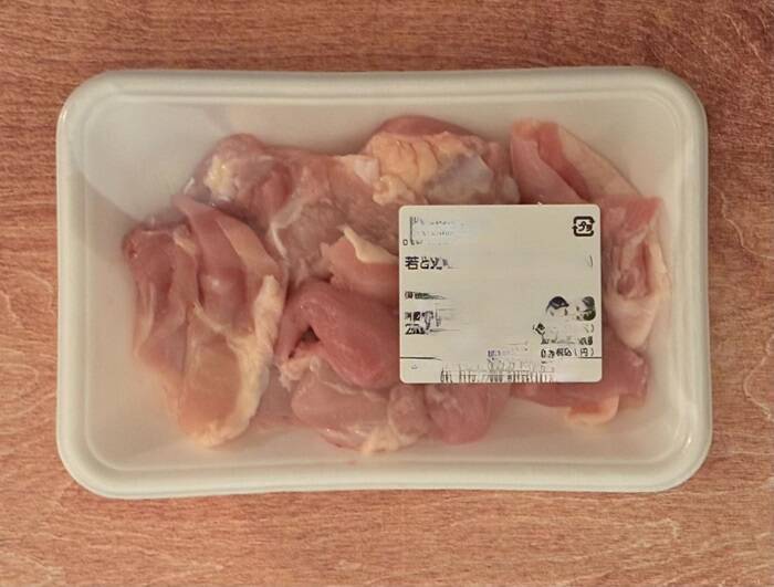 スーパーの鶏もも肉、しっとりジューシーに焼くには？　アレを使った方法に「皮パッリパリ」「効果抜群」