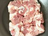 「豚こま肉はほぐさずパックからフライパンへ！　完成した『油淋豚』に「米が消えてく…！」」の画像1