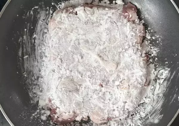 「豚こま肉はほぐさず、パックからフライパンへ！　完成した『油淋豚』に「ご飯が足りない…！」」の画像