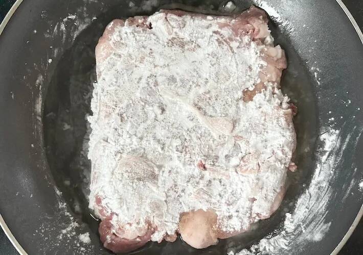 豚こま肉はほぐさず、パックからフライパンへ！　完成した一品に「ご飯が足りない…！」