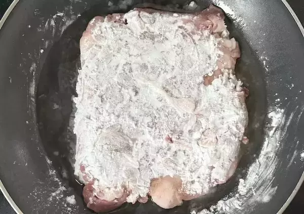 「豚こま肉はほぐさず、パックからフライパンへ！　完成した『油淋豚』に「ご飯が足りない…！」」の画像
