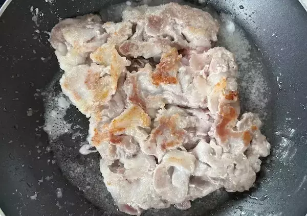 「豚こま肉はほぐさず、パックからフライパンへ！　完成した『油淋豚』に「ご飯が足りない…！」」の画像