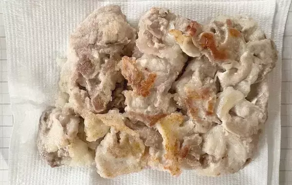 「豚こま肉はほぐさず、パックからフライパンへ！　完成した『油淋豚』に「ご飯が足りない…！」」の画像