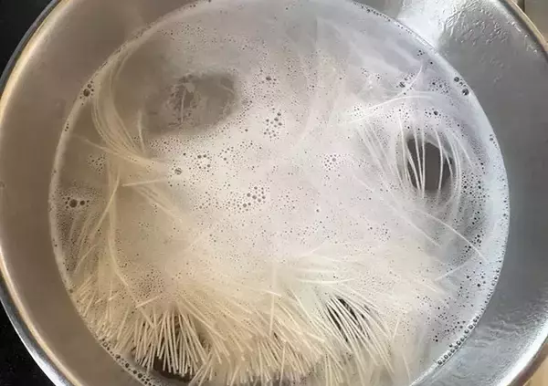 「思春期息子から「うん、うまい」と好評！　そうめんに『1枚』のせるだけのひらめきアレンジ」の画像