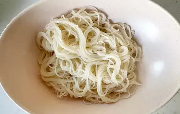 「思春期息子から「うん、うまい」と好評！　そうめんに『1枚』のせるだけのひらめきアレンジ」の画像