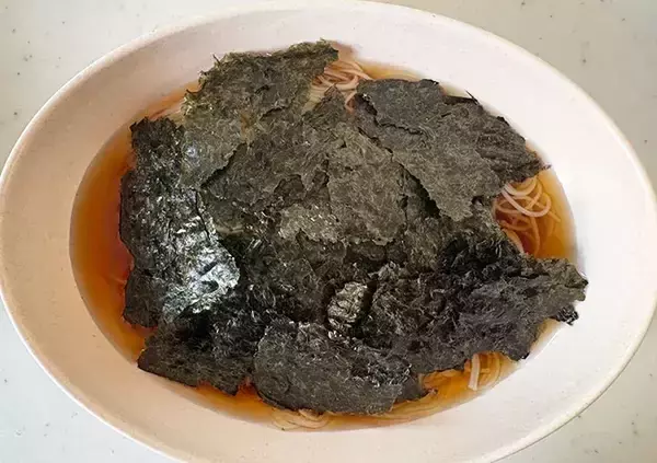 「思春期息子から「うん、うまい」と好評！　そうめんに『1枚』のせるだけのひらめきアレンジ」の画像