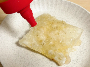 とろけるチーズを『2枚』で包んで！　ハチミツをかけると…「カリカリ＆トロッと」
