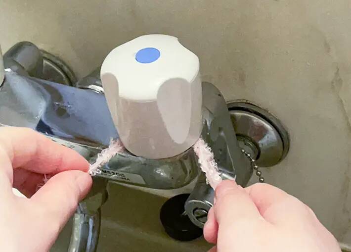 使い古したボディータオルをカットして！　簡単に試せる『掃除術』で「見えないホコリがごっそり！」