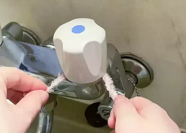 「使い古したボディータオルをカットして！　簡単に試せる『掃除術』で「見えないホコリがごっそり！」」の画像