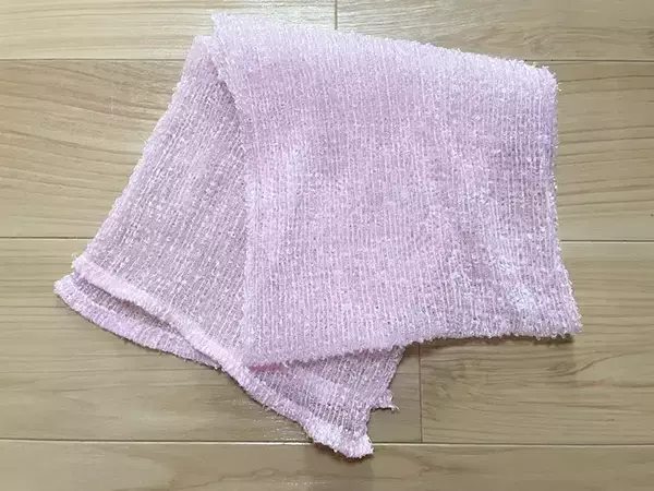 「使い古したボディータオルをカットして！　簡単に試せる『掃除術』で「見えないホコリがごっそり！」」の画像