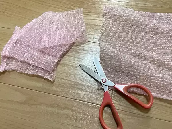 「使い古したボディータオルをカットして！　簡単に試せる『掃除術』で「見えないホコリがごっそり！」」の画像