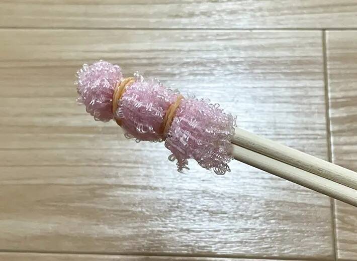 使い古したボディータオルをカットして！　簡単に試せる『掃除術』で「見えないホコリがごっそり！」