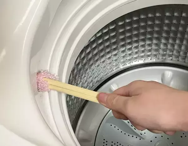 「使い古したボディータオルをカットして！　簡単に試せる『掃除術』で「見えないホコリがごっそり！」」の画像
