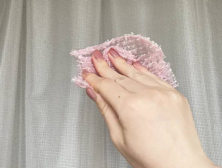 使い古したボディータオルをカットして！　簡単に試せる『掃除術』で「見えないホコリがごっそり！」