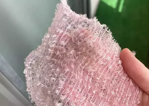 「使い古したボディータオルをカットして！　簡単に試せる『掃除術』で「見えないホコリがごっそり！」」の画像