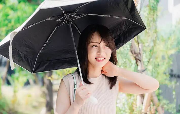 夏にかかせない日傘＆帽子、『紫外線』しか見てないんじゃない？　‟暑さ対策の盲点”を解説