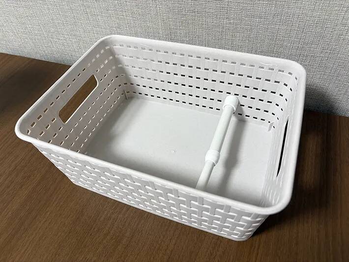 バスケットに『短いつっぱり棒』を設置　かゆいところに手が届く活用法が、こちら