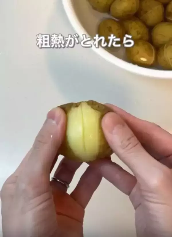 「面倒なジャガイモの皮むきが一瞬で終わる！　簡単テクに「もっと早く知りたかった」」の画像