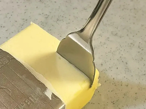 トーストにバターを塗る時は？　バターナイフではなく…「便利すぎて笑った」