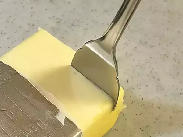 トーストにバターを塗る時は？　バターナイフではなく…「便利すぎて笑った」