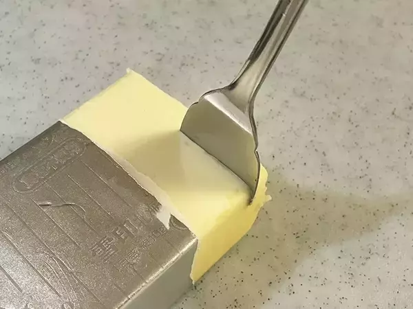 「トーストにバターを塗る時は？　バターナイフではなく…「便利すぎて笑った」」の画像
