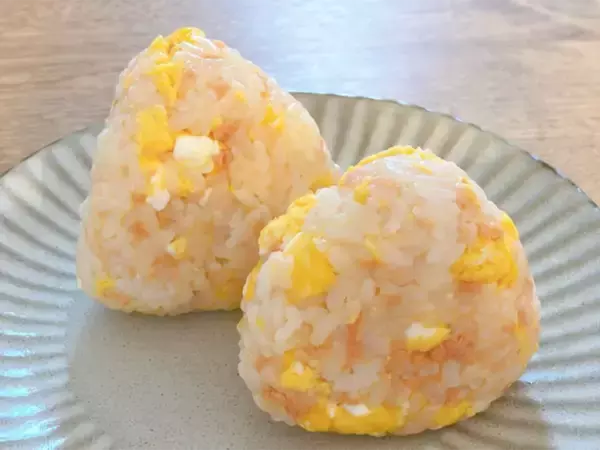 「やった！好きなやつだ！」と子供が歓喜　2つの具材を混ぜ込むだけの『簡単おにぎりレシピ』