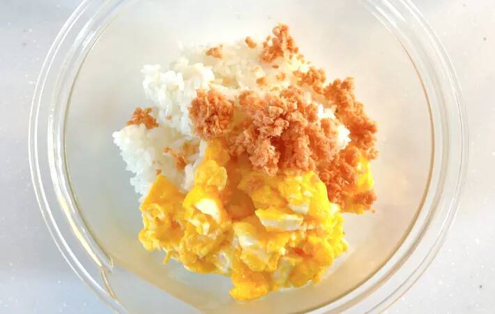 「やった！好きなやつだ！」と子供が歓喜　2つの具材を混ぜ込むだけの『簡単おにぎりレシピ』