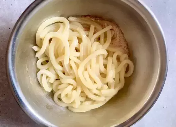 「冷凍うどんはこう使う！　火なしで即完成の『明太マヨうどん』が濃厚で最高【レシピ】」の画像