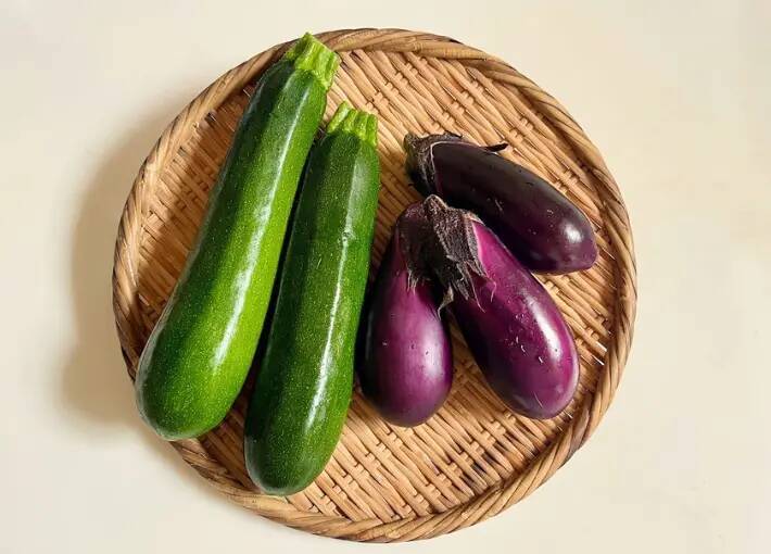 包丁で切ってレンチンするだけ！　ナスとズッキーニの簡単おかずに「夫も喜んだ」【10分以内】