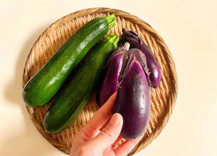 包丁で切ってレンチンするだけ！　ナスとズッキーニの簡単おかずに「夫も喜んだ」【10分以内】
