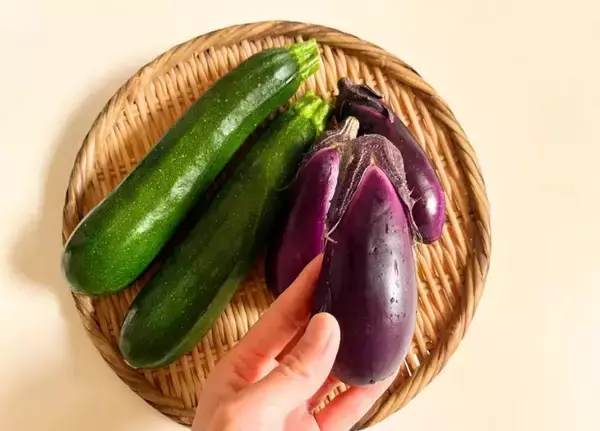「包丁で切ってレンチンするだけ！　ナスとズッキーニの簡単おかずに「夫も喜んだ」【10分以内】」の画像