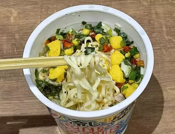 「『カップヌードル』、お湯注ぎません　まさかの熱湯禁止に「パッケージから違う」「お湯沸かさなくていいの？」」の画像
