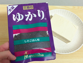 切った豆腐に『小さじ1杯』　フライパンで焼くと「外はサクッ、中はフワッ」「さわやかな味」