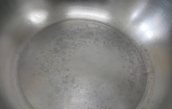 ステンレス鍋に虹色のシミ…使いつづけてもOK？　メーカーに聞いた