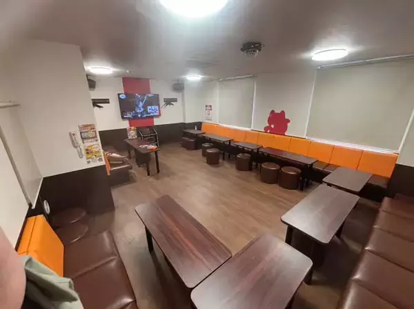 「カラオケ店に来た客　店員から「広い部屋で大丈夫ですか？」といわれて…「ごめん笑った」」の画像