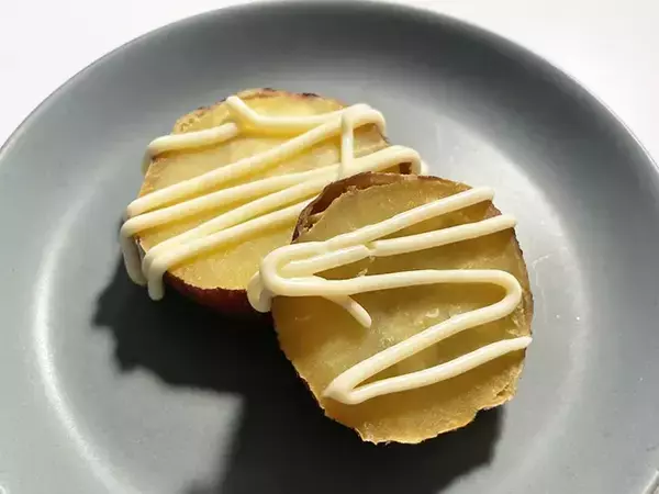 「焼き芋に2つの調味料をかけたら…　すぐできる『味変』に驚いた！【焼き芋アレンジ】」の画像