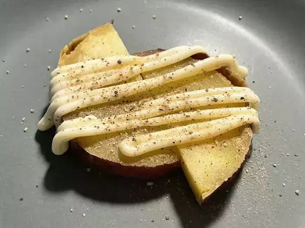 「焼き芋に2つの調味料をかけたら…　すぐできる『味変』に驚いた！【焼き芋アレンジ】」の画像