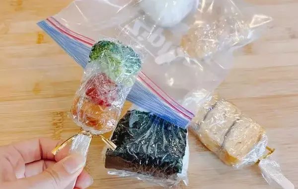「弁当箱、使うのやめた！　『ジッパー袋』の思わぬ活用法で「荷物が減った！」」の画像