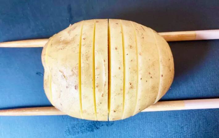 切れ目を入れて挟むと？　ジャガイモの簡単レシピに「皮までペロリ！」