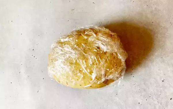 「切れ目を入れて挟むと？　ジャガイモの簡単レシピに「皮までペロリ！」」の画像