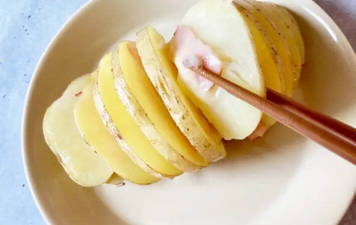 切れ目を入れて挟むと？　ジャガイモの簡単レシピに「皮までペロリ！」