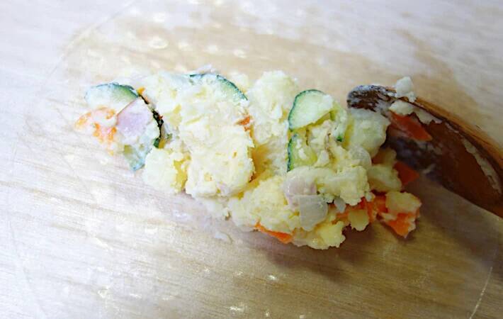 余ったポテサラをライスペーパーで巻いて焼くと？　「何これ？」と驚いた夫、一口食べれば…【レシピ】