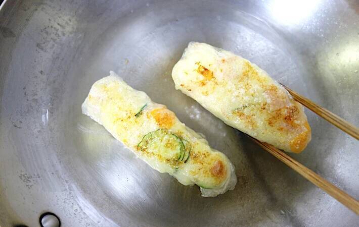 余ったポテサラをライスペーパーで巻いて焼くと？　「何これ？」と驚いた夫、一口食べれば…【レシピ】
