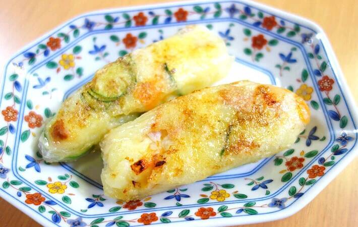 余ったポテサラをライスペーパーで巻いて焼くと？　「何これ？」と驚いた夫、一口食べれば…【レシピ】