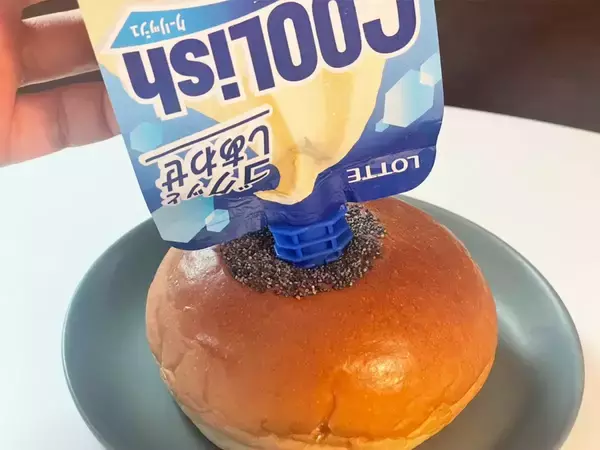 クーリッシュ、そのまま飲むの待って！　あんぱんに「注入」すると…大胆アレンジに「間違いないやつ」