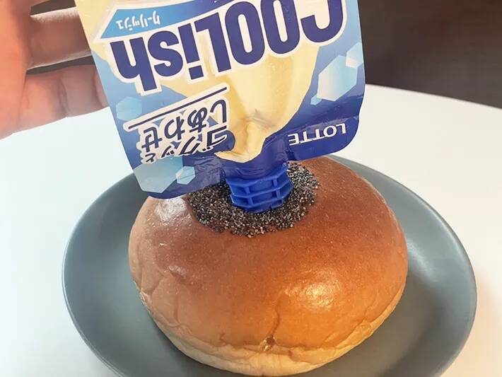 クーリッシュ、そのまま飲むの待って！　あんぱんに「注入」すると…大胆アレンジに「間違いないやつ」